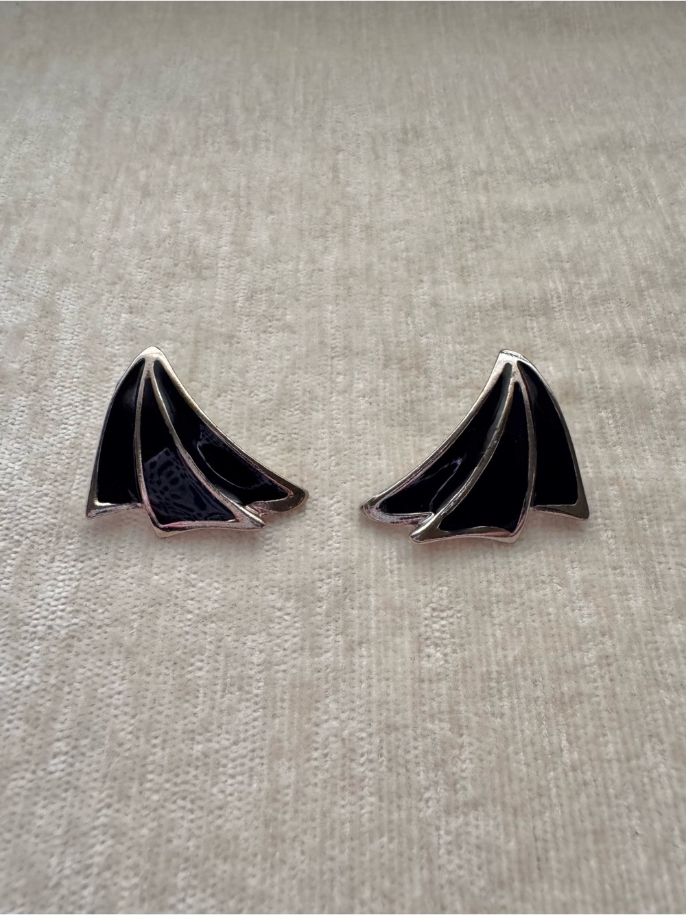 🛍️3/$35🛍️ Vintage Black Enamel Wing-Shaped Earrings